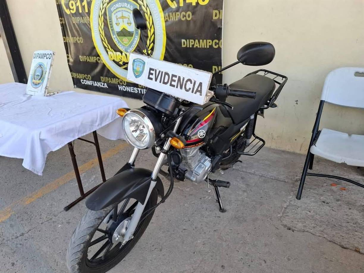 También le decomisaron esta motocicleta con reporte de robo, empleada en los recorridos para cobrar extorsiones. 
