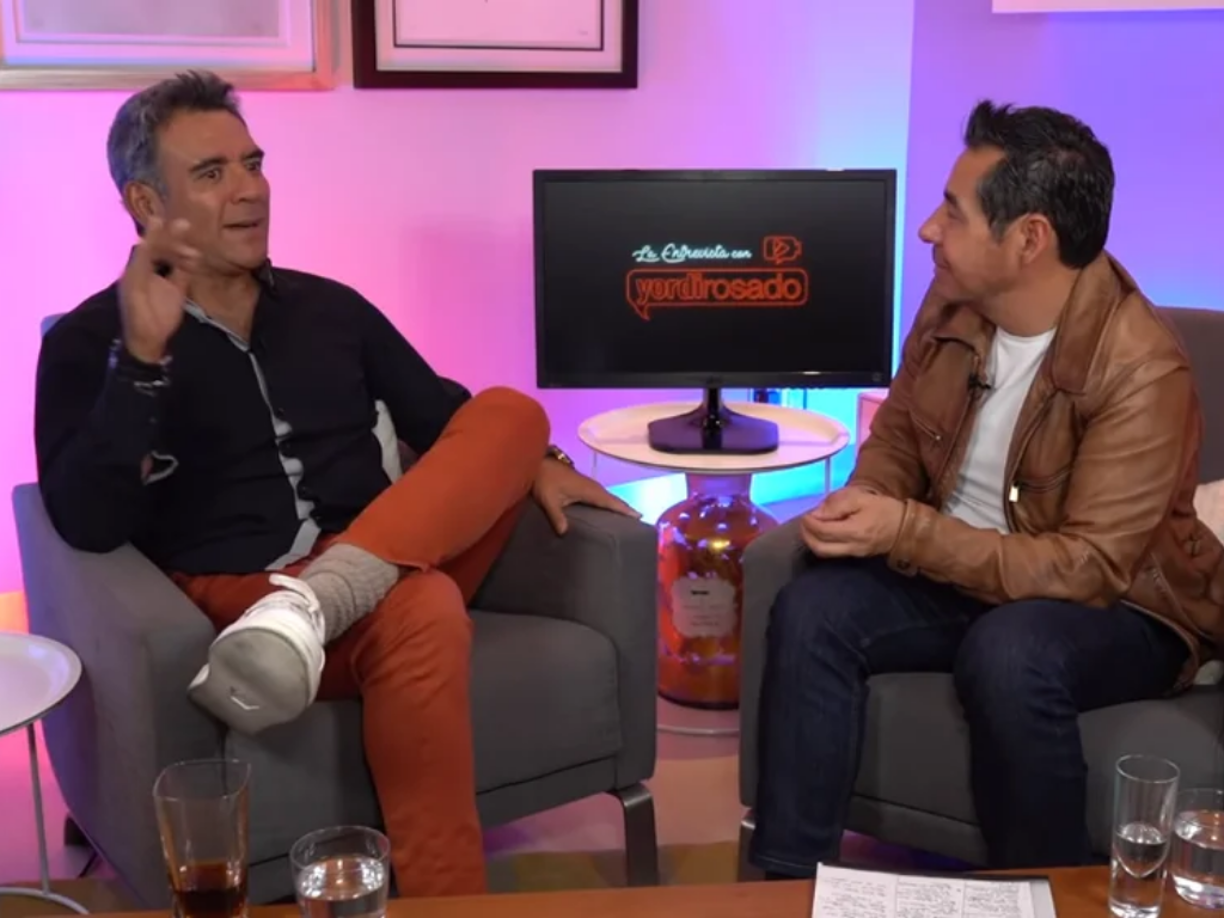 Con lágrimas en los ojos, agregó: “Tengo de dos: o cambio y me convierto en otra persona o termino la historia de este güey, o sea, me mato”. 