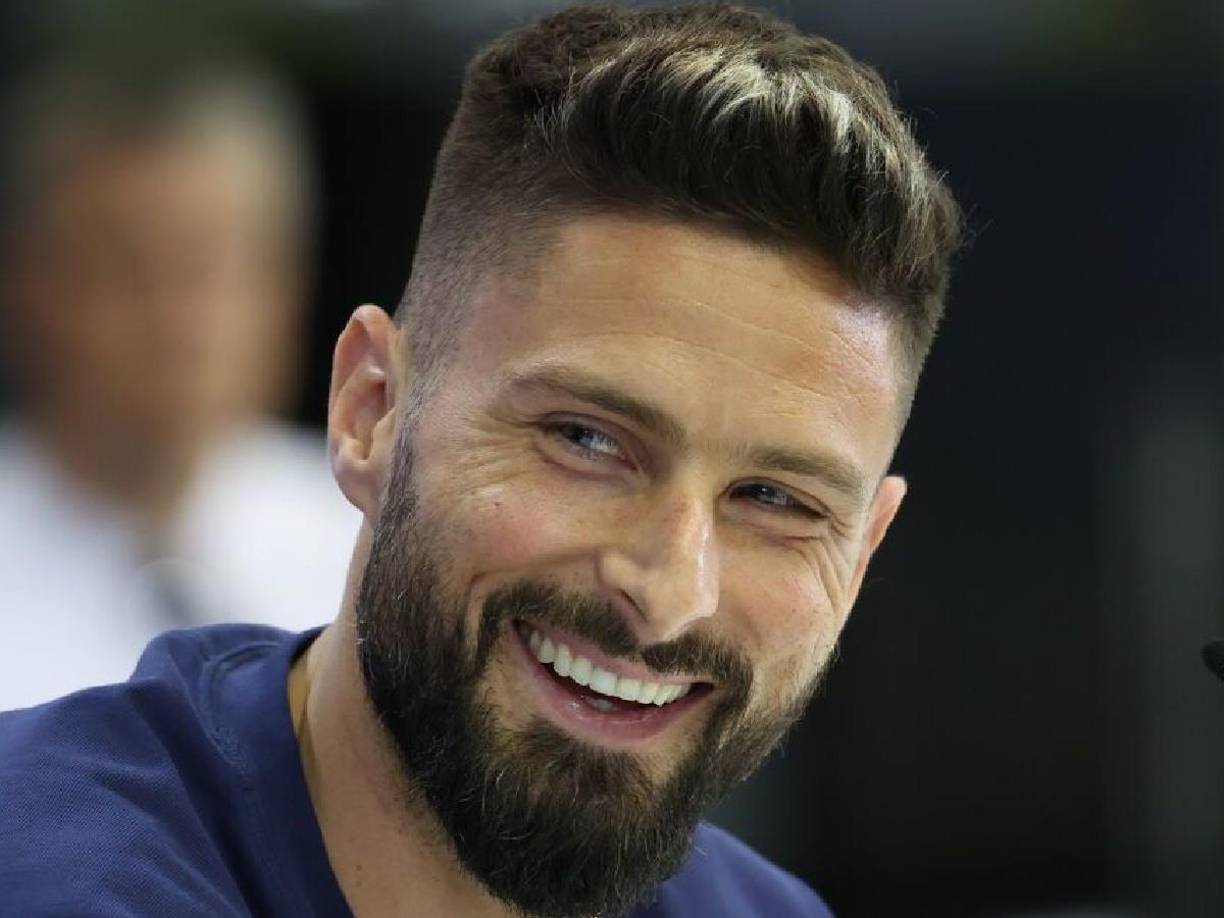 El guapo Olivier Jonathan Giroud (de 36 años) es un futbolista francés que juega como delantero en la A. C. Milán de la Serie A de Italia y en la selección de Francia. Desde el 2011 está casado con la estadounidense Jennifer Giroud, con quien tiene cuatro hijos. 