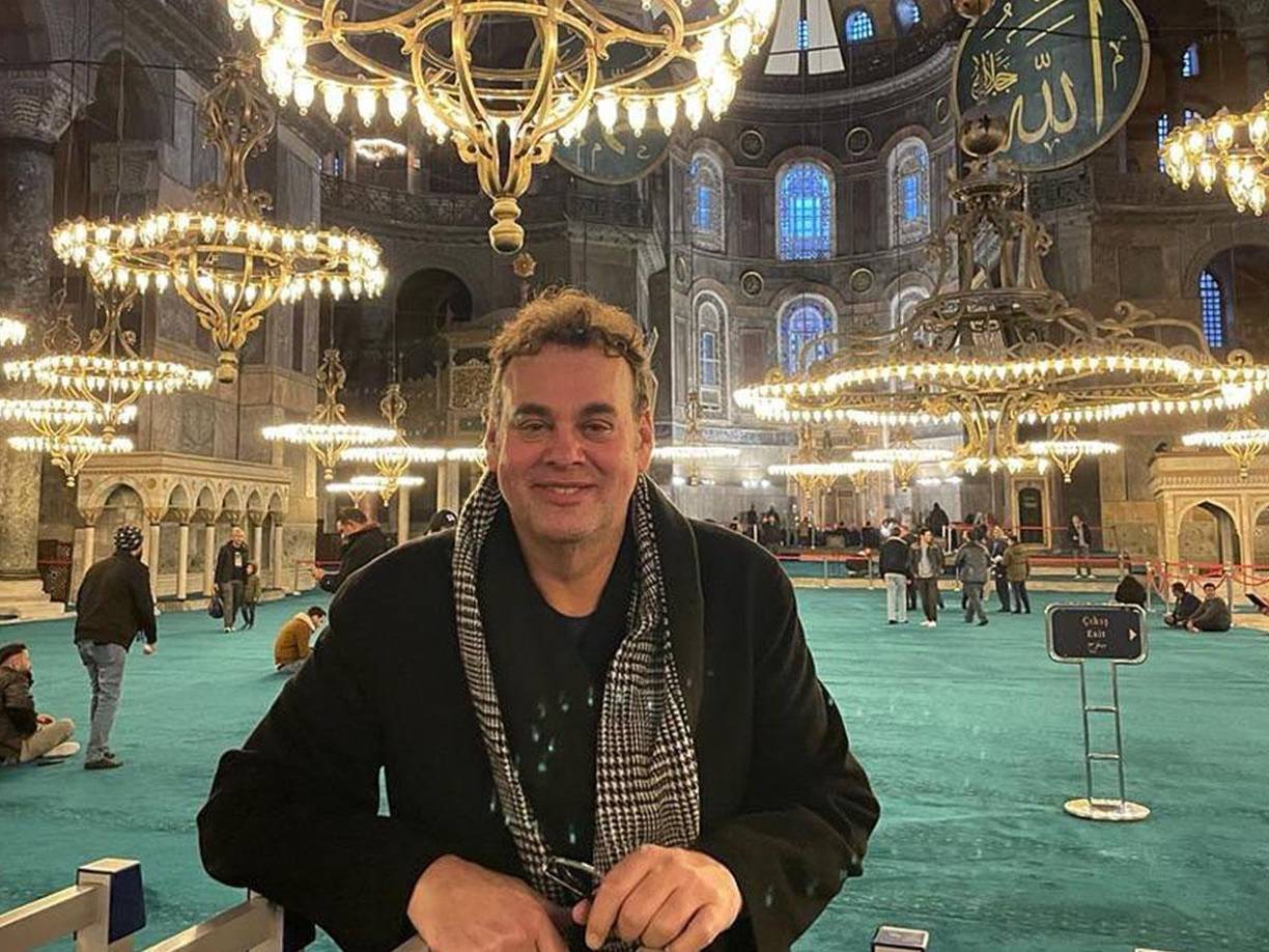 Faitelson llegó a la edad de sus ocho años a México y posteriormente estudió periodismo. 