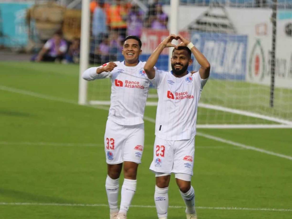 Jorge Álvarez anotó el segundo gol del Olimpia ante Victoria y lo festejó junto a Michaell Chirinos, autor de un doblete.