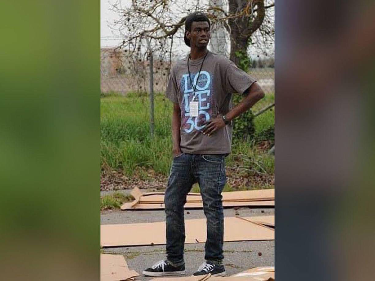 Los videos <b>nunca muestran a Nichols devolviendo los golpes</b> o respondiendo a la agresión mientras que Cerelyn Davis, la jefa de la Policía de Memphis, dijo que los investigadores no han podido determinar si Nichols conducía de manera imprudente al ser detenido.