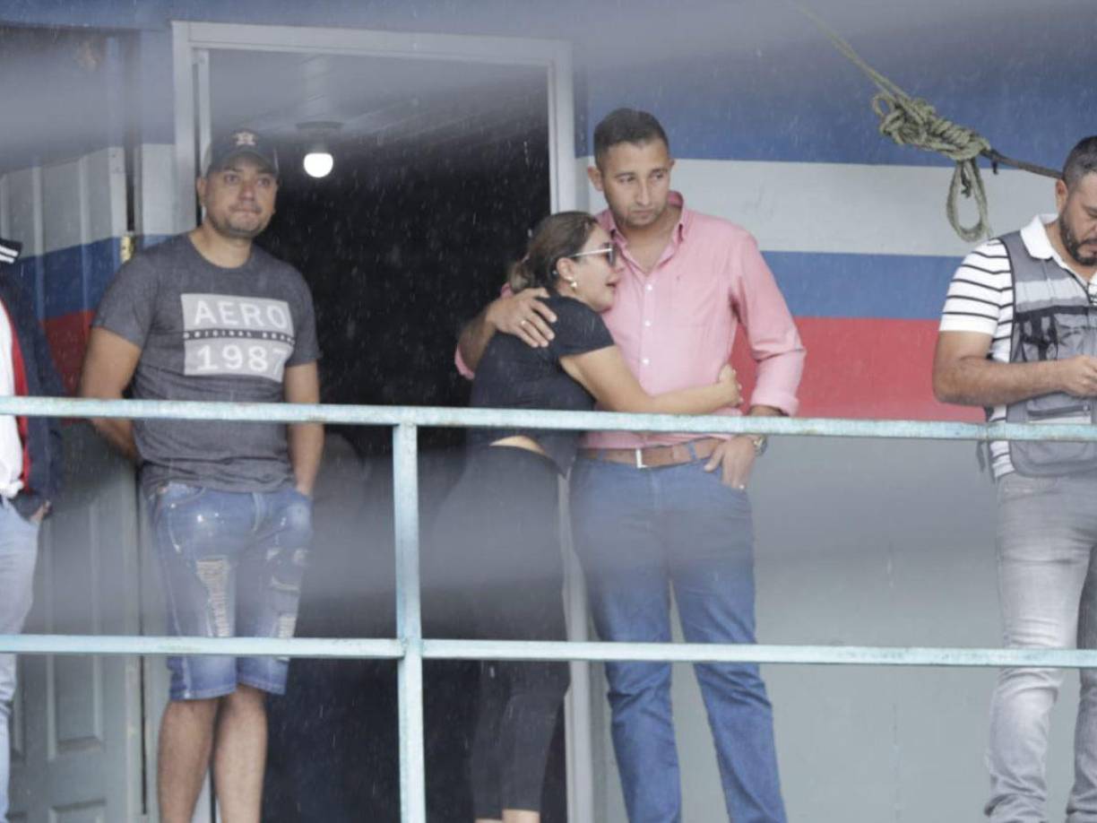 En las imágenes se observa a Rina Leal desconsolada y envuelta en llanto ante la terrible muerte de su hermano. 