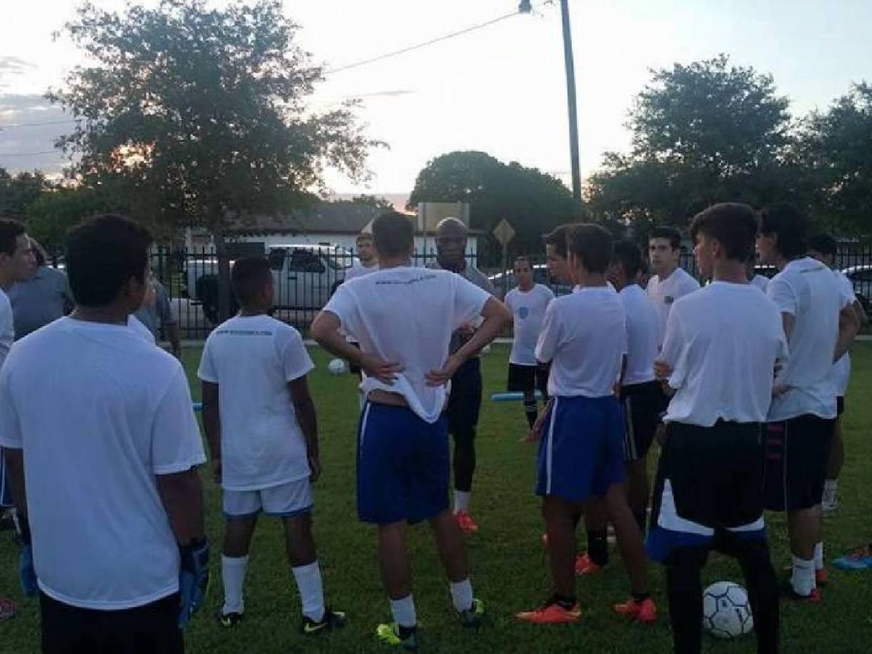 Forma a los prospectos que viven en Long Island, Nueva York. Siempre que puede viene a Honduras.