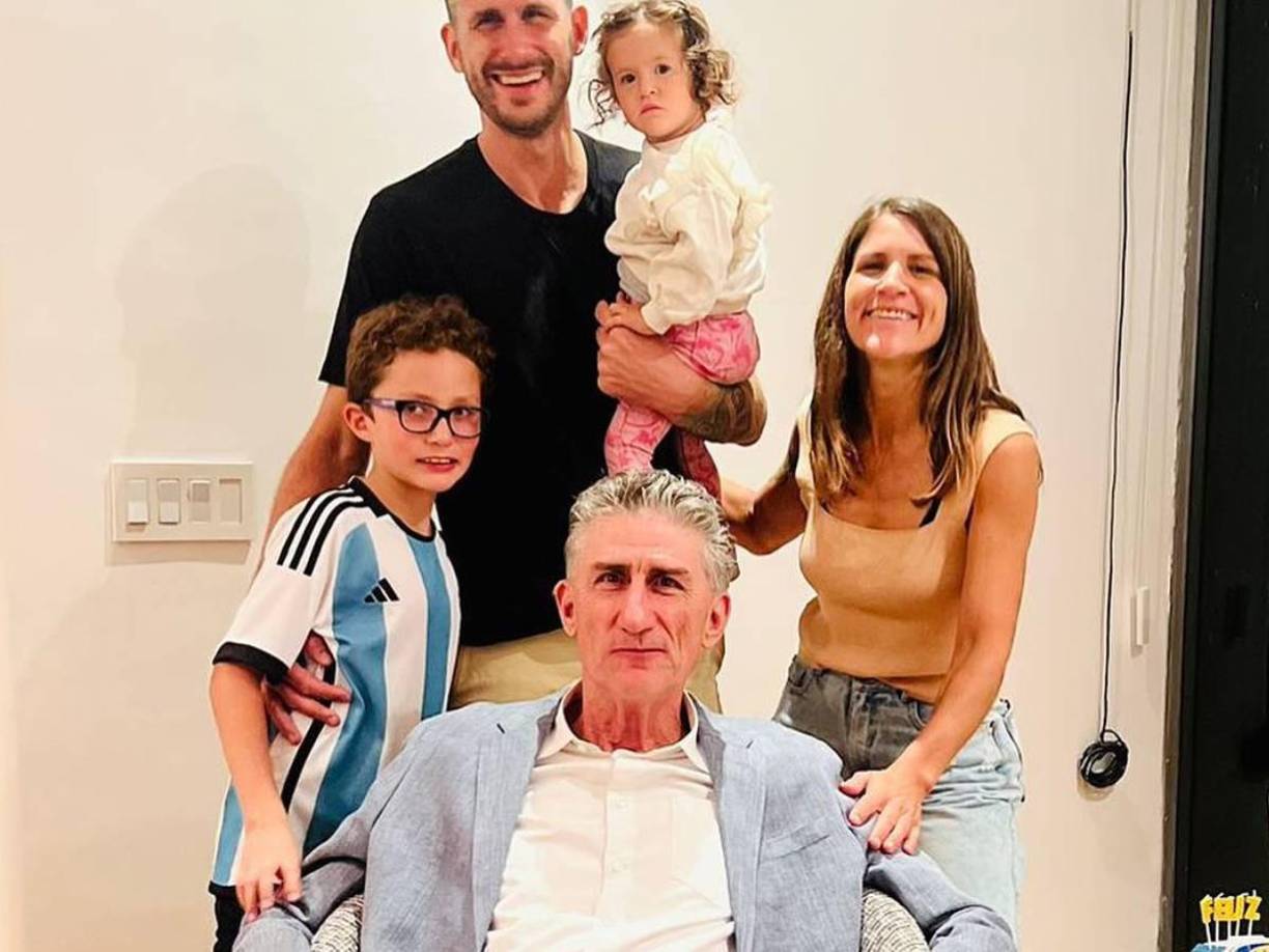 “La enfermedad de mi padre tiene su repercusión en lo físico, pero es lo que menos se nota. Es raro a veces verlo, es como que no está del todo. Es una situación rara”, dijo su hijo en declaraciones brindadas a Radio La Red.