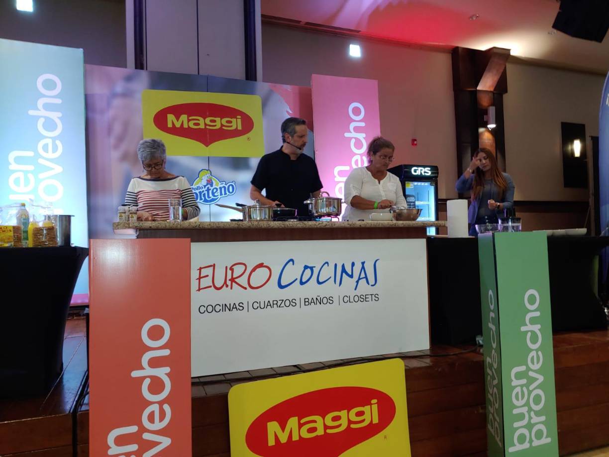 “La cocina no se trata de seguir al pie una receta, ya que estas son una base, pero se puede utilizar ingredientes que tienes en casa o incluir lo que a ti te gusta”, dijo Carlos Leal mientras preparaba un plato callejero mexicano: Tostada de Esquites con Pollo.