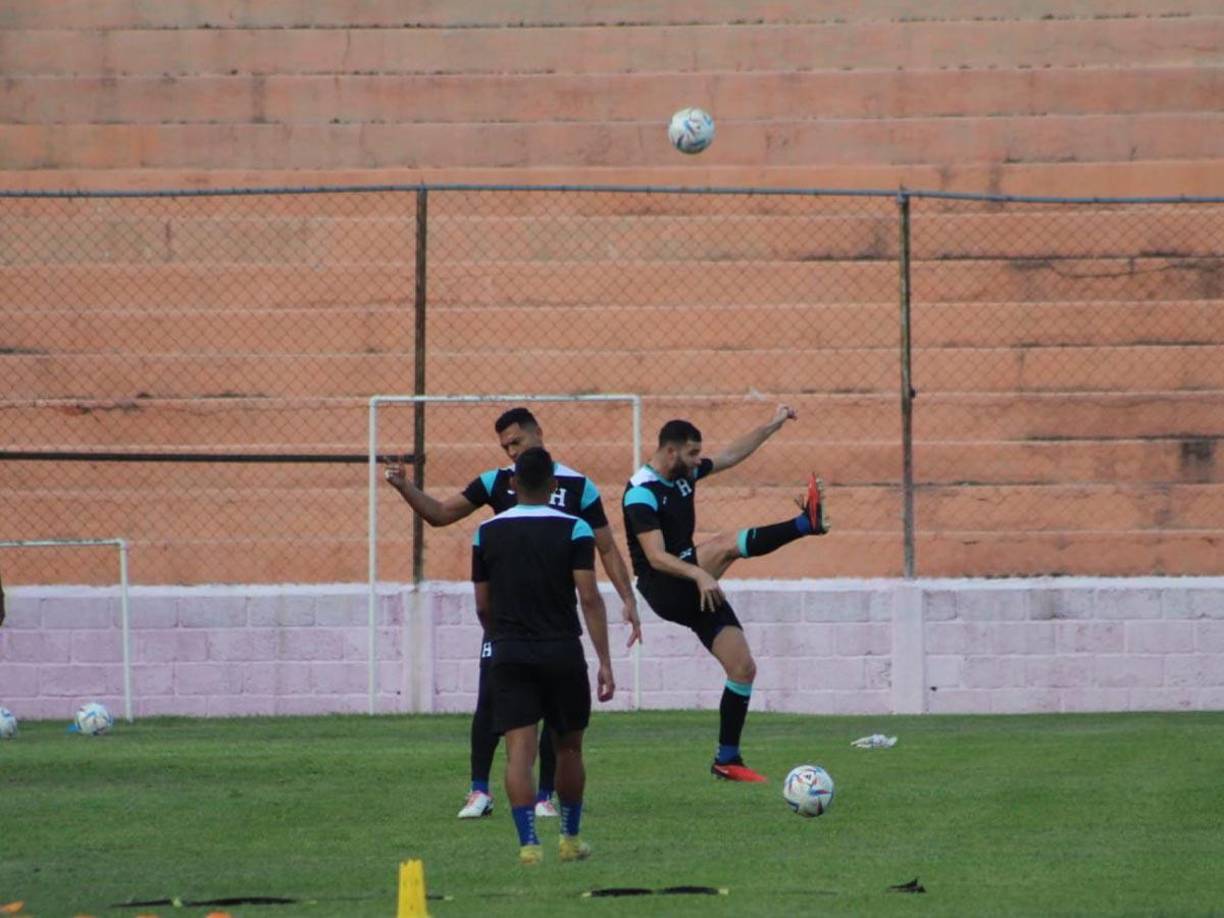 El portero Enrique Facussé fue captado despejando un balón.