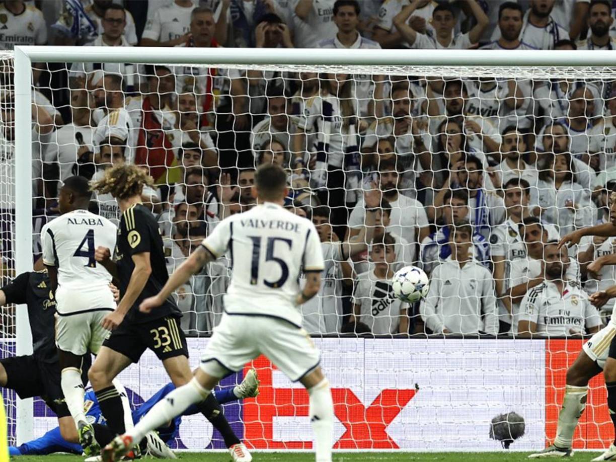 Momento en donde la pelota se fue al fondo de las redes tras el remate de Bellingham en el minuto 94.