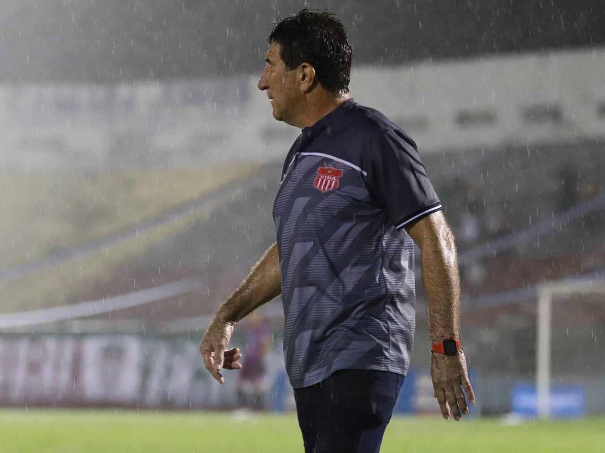 Héctor Vargas no usó ningún atuendo especial como chamarra pese a la fuerte tormenta. 