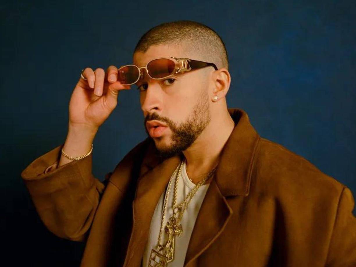 En un primer plano aparece el rostro del intérprete de “Me porto bonito”. Sin embargo, el detalle que más ampollas está levantando es el hecho de que le hayan bautizado como “El Rey del Pop”, un sobrenombre que todo amante de la música y el pop sabe que pertenece a Michael Jackson.