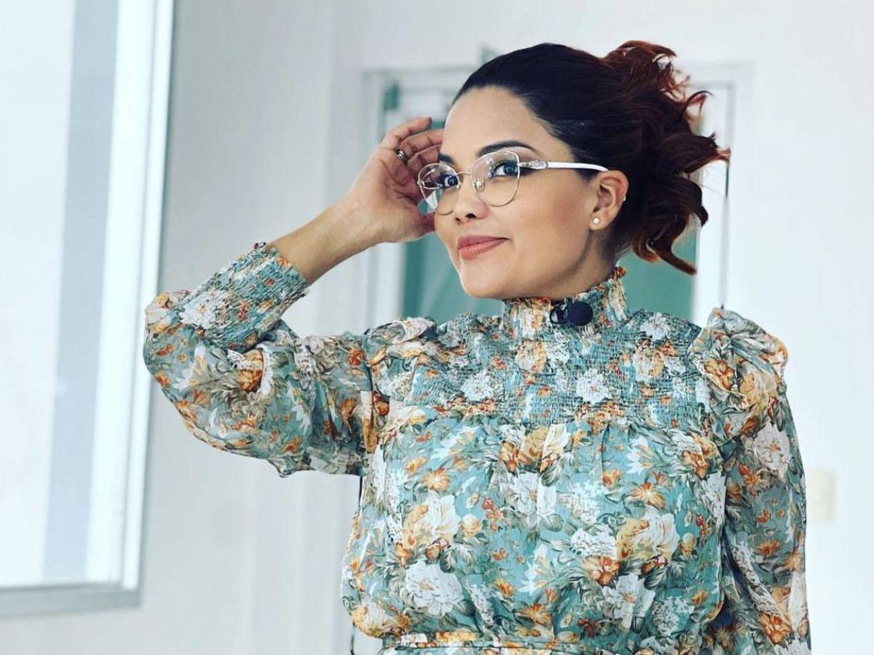 Muy a su estilo, la periodista Ariela Cáceres ha generado controversia con su reciente aparición en un reconocido podcast. 