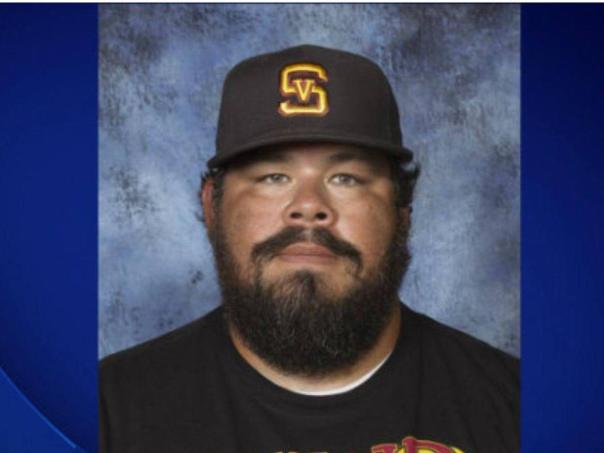 Se inició una investigación sobre Nickroo, quien también trabajó como supervisor de patio en la escuela Simi Valley High School.