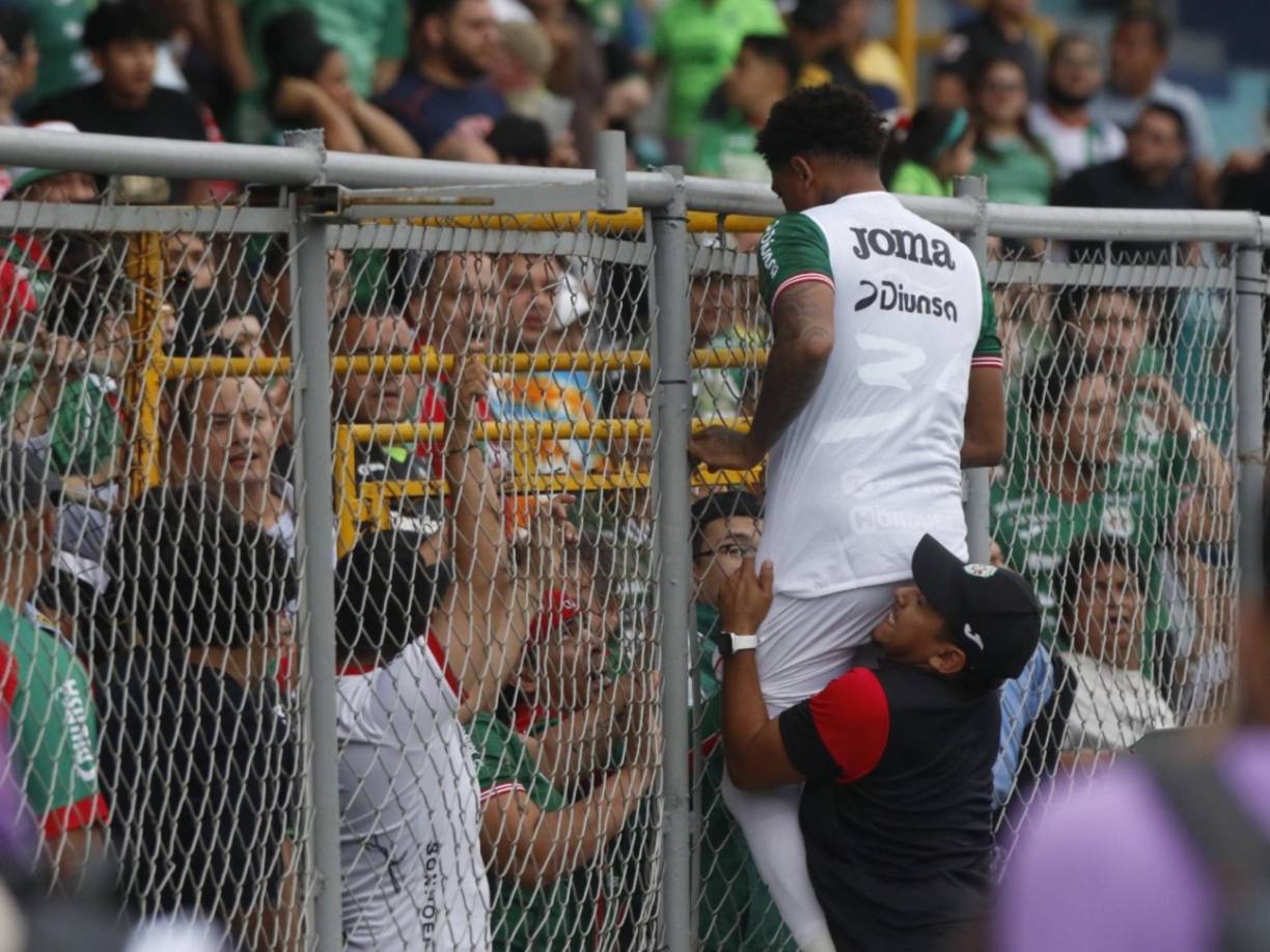 Sacaza fue intervenido por los jugadores verdolagas que le decían que frenara la bronca de palabras.