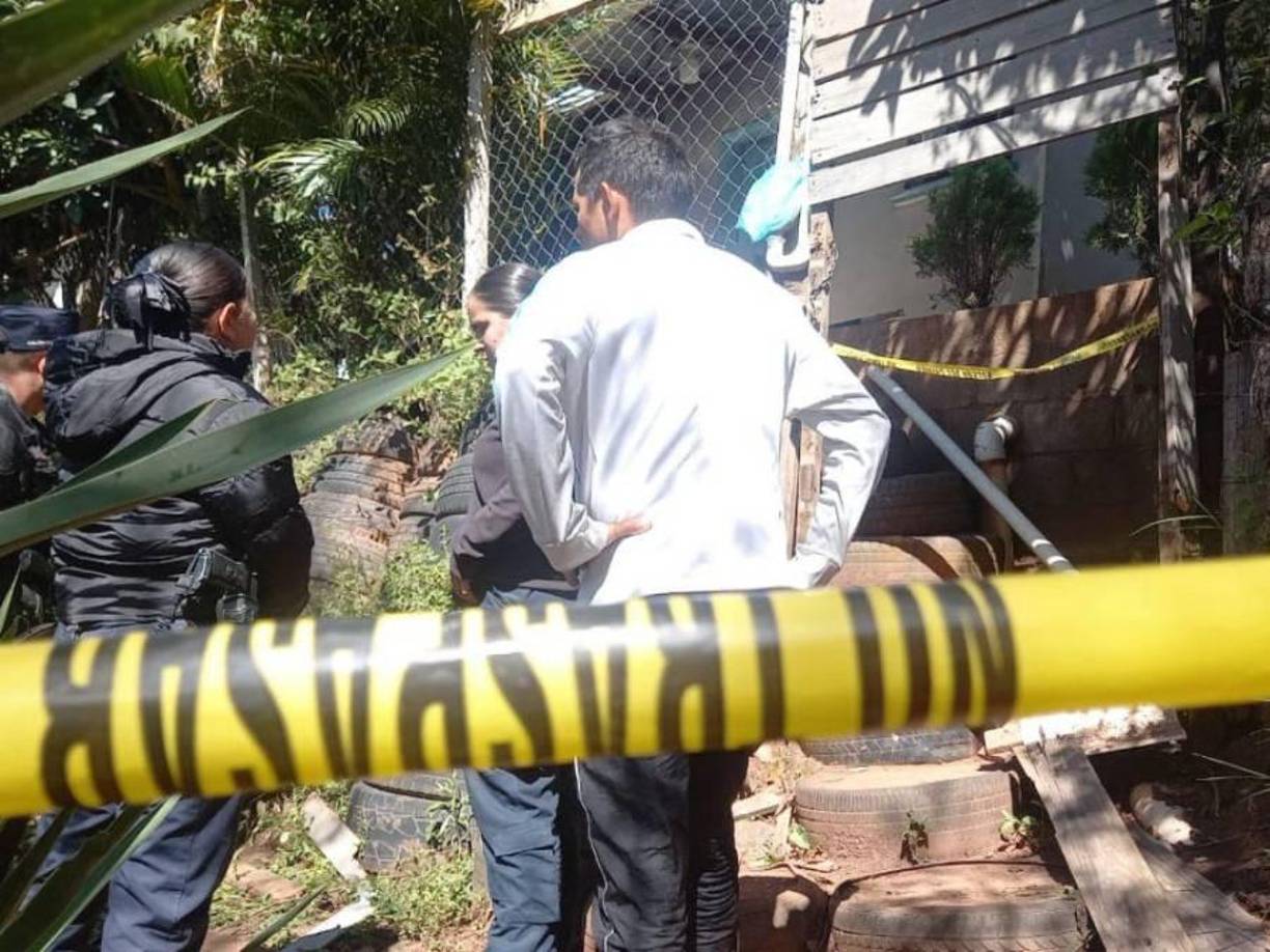 De acuerdo con informes preliminares, fue asfixiada con una soga en el cuello y presentaba golpes con los puños y con un bloque en la cara. El objeto contuso se encontraba a poca distancia del cadáver.