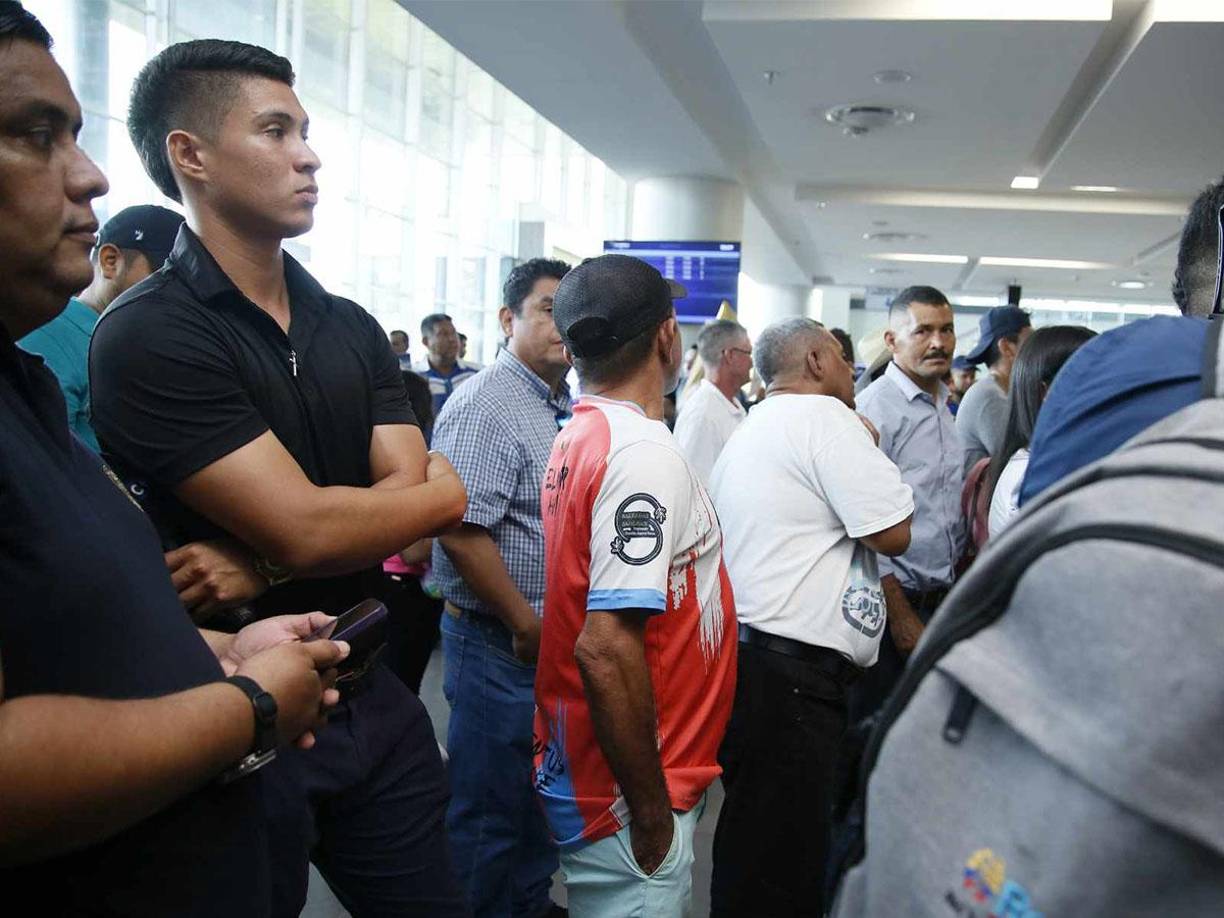 Varios hondureños se tomaron fotografías con Luis Palma en el Aeropuerto de Palmerola. 
