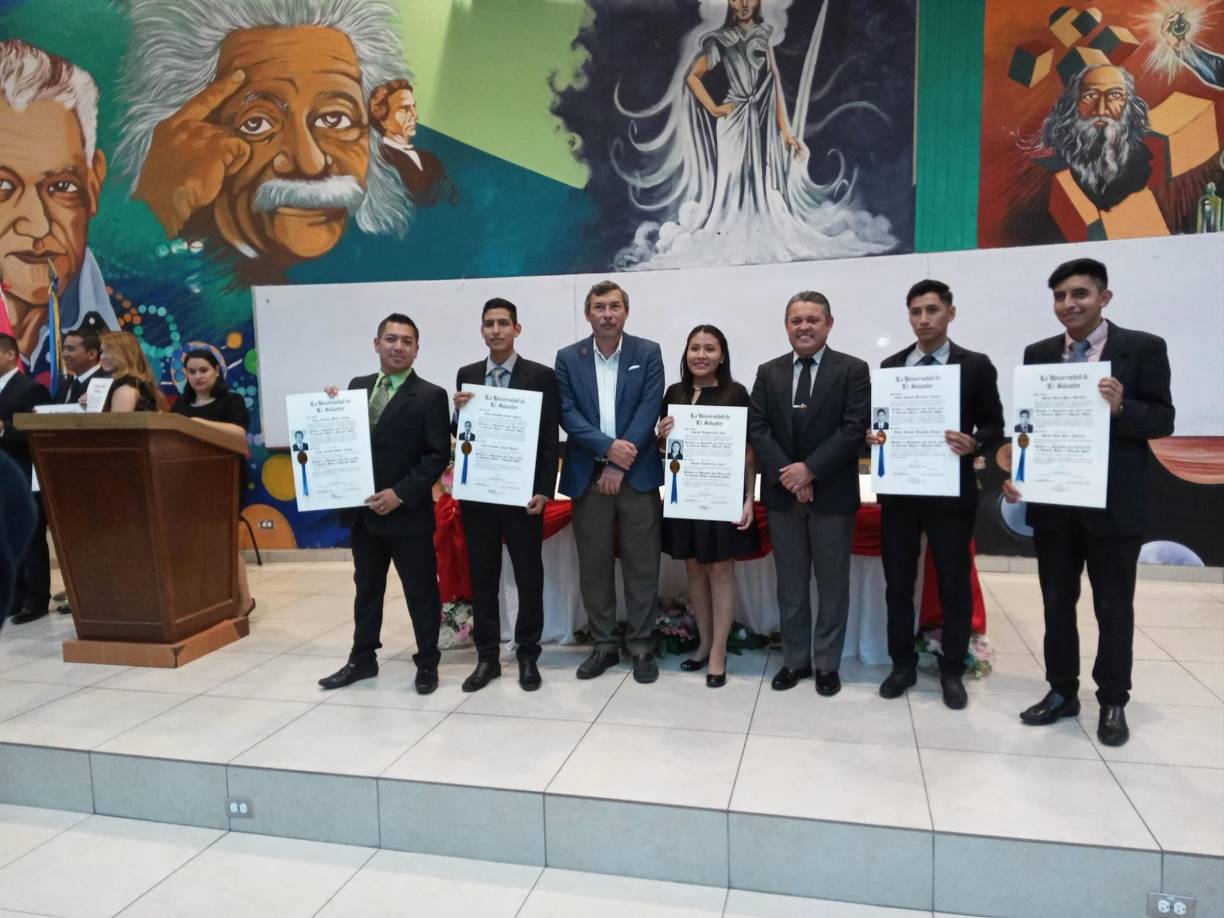 Foto de su graduación en la universidad de El Salvador.