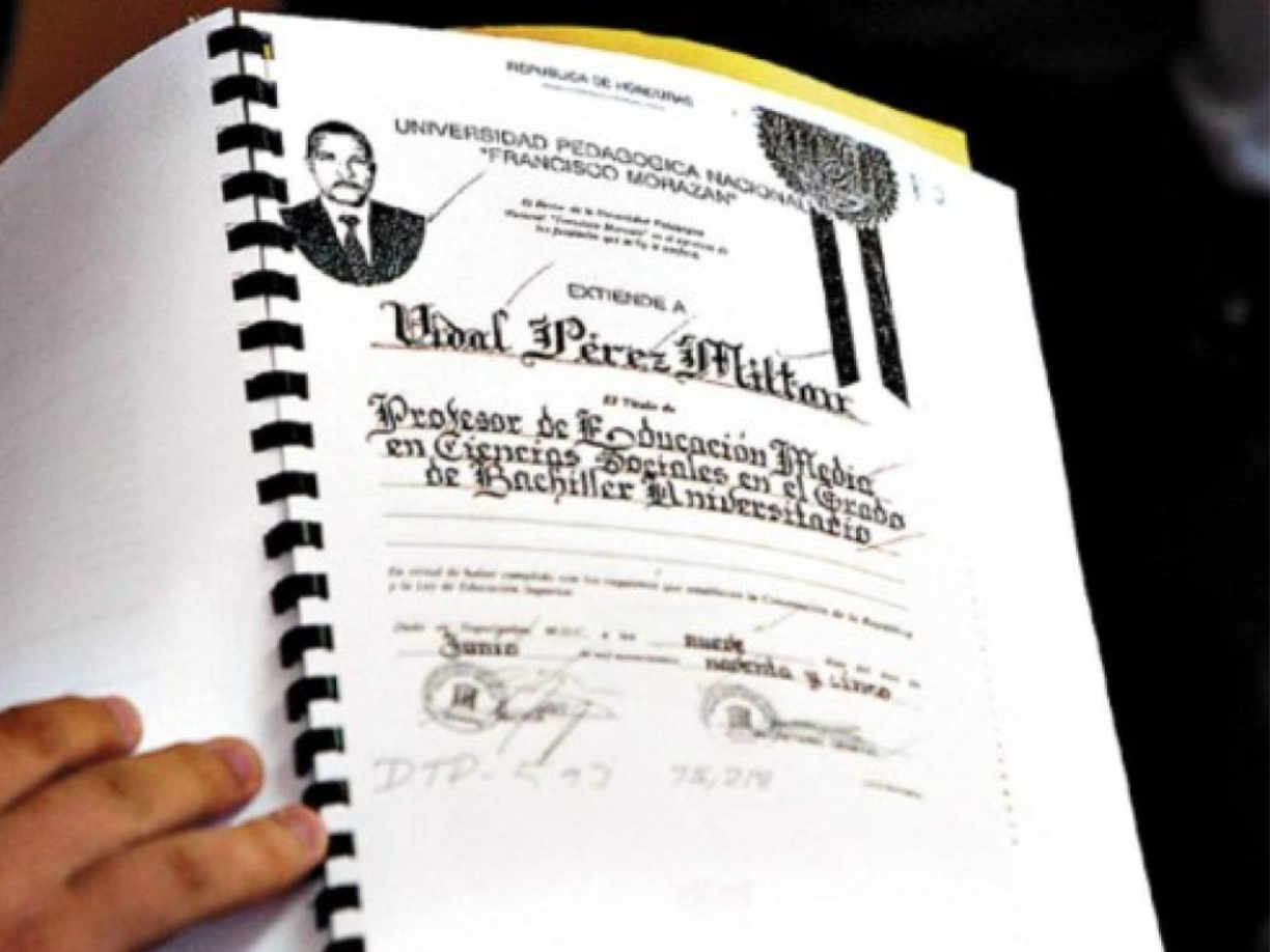 <b>1.-</b> Tener el título original con una fotocopia tamaño carta (por ambos lados y en una misma hoja).