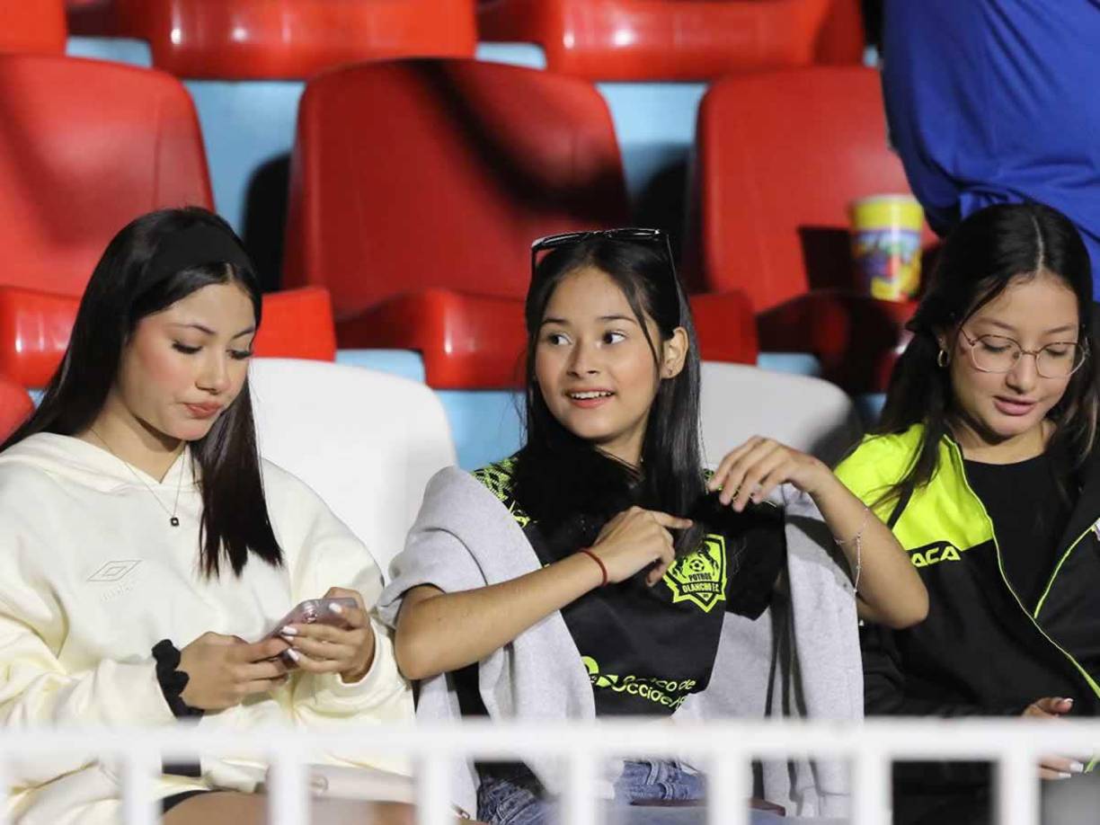 Bellas aficionadas de los Potros del Olancho FC en el sector de silla del estadio Nacional Chelato Uclés.
