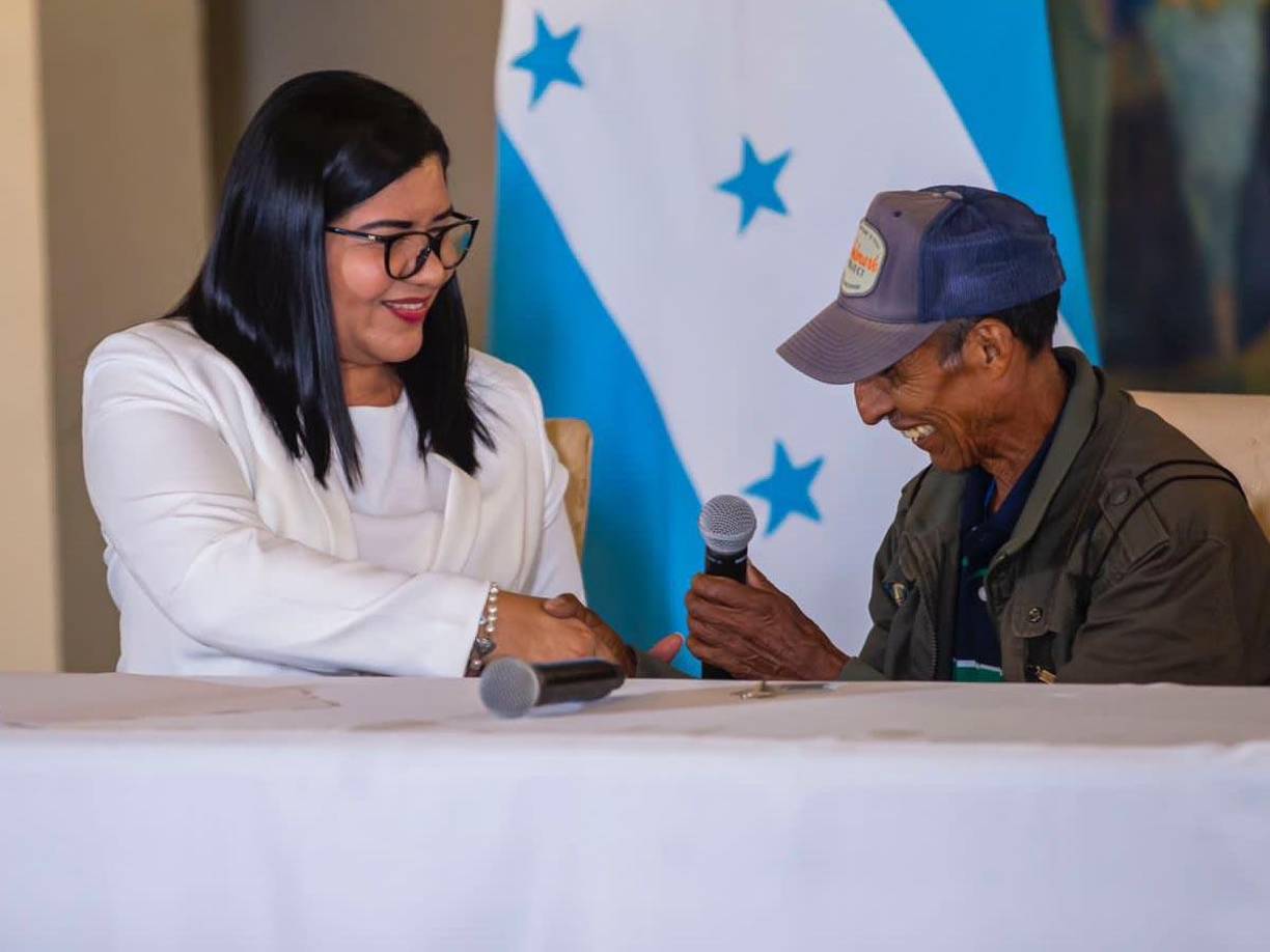 La ministra de la Red Solidaria, Marisela Figueroa, informó que el gobierno de la presidenta Xiomara Castro, hará una reparación significativa a la vivienda de Serapio Gutiérrez.