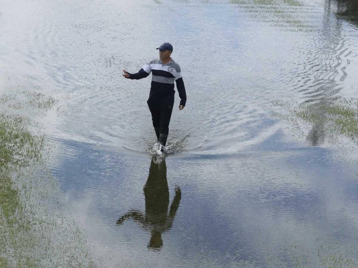 El desnivel de la cancha es notoria y el sistema de drenaje está colapsado en el estadio Rubén Deras de la ciudad de las maquilas.