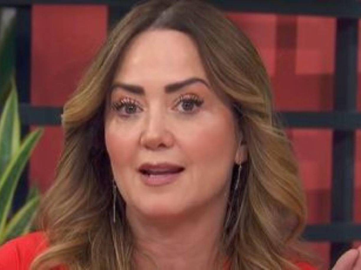 La también actriz también mencionó otra serie de inventos que han surgido a su alrededor. “Me han puesto fotos con gente, que mejor ya ni les digo”, continuó. “En serio están muy enfermos de su cabeza. Le pido a la sociedad que no caigan en estas enfermedades de la gente; son unos psicópatas”.