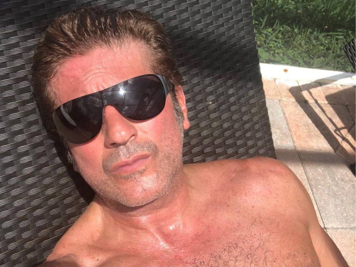 “Mira que yo a veces platico con mi esposa o con mi hijo, con Santiago, y les digo: ‘Es como coincidencia, ¿no? Porque el niño es como muy parecido, pero no tiene nada que ver conmigo’”, explicó en entrevista para Ventaneando.