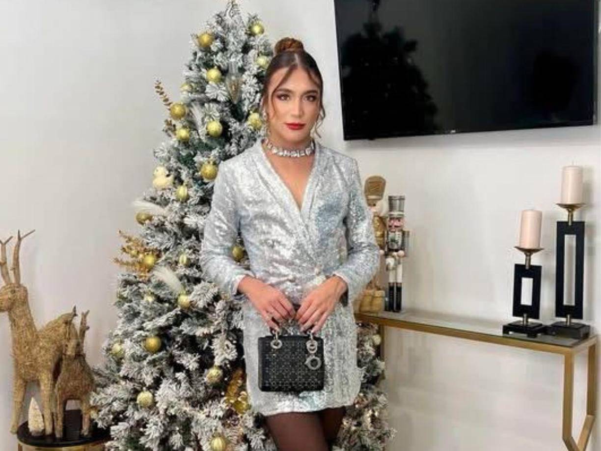 La influencer “La Bicha Catracha” optó por un look muy elegante.