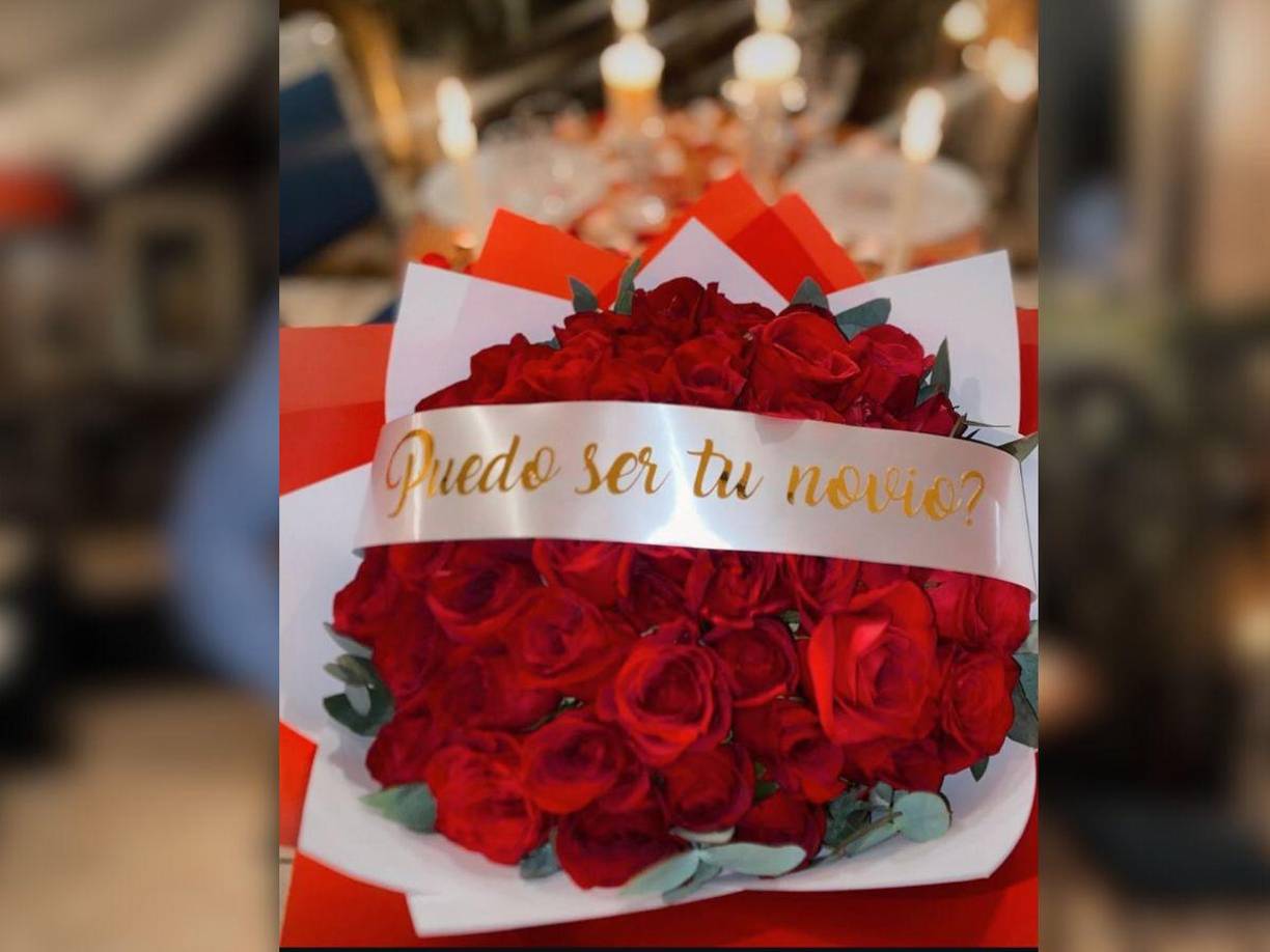 En las fotos se observan unas rosas con la leyenda “¿Puedo ser tu novio?”. 
