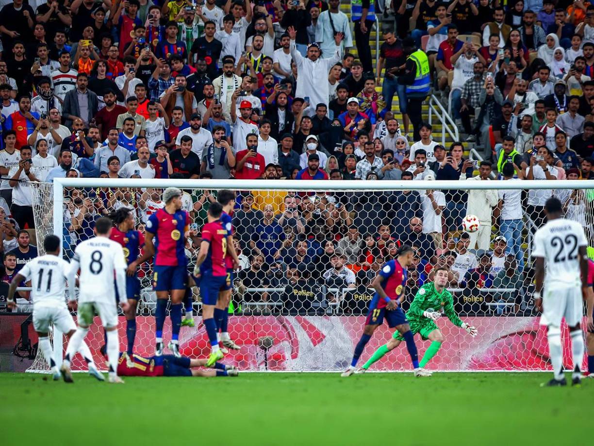 El golazo de tiro libre de Rodrygo para acortar distancias en el marcador, fue el 2-5.