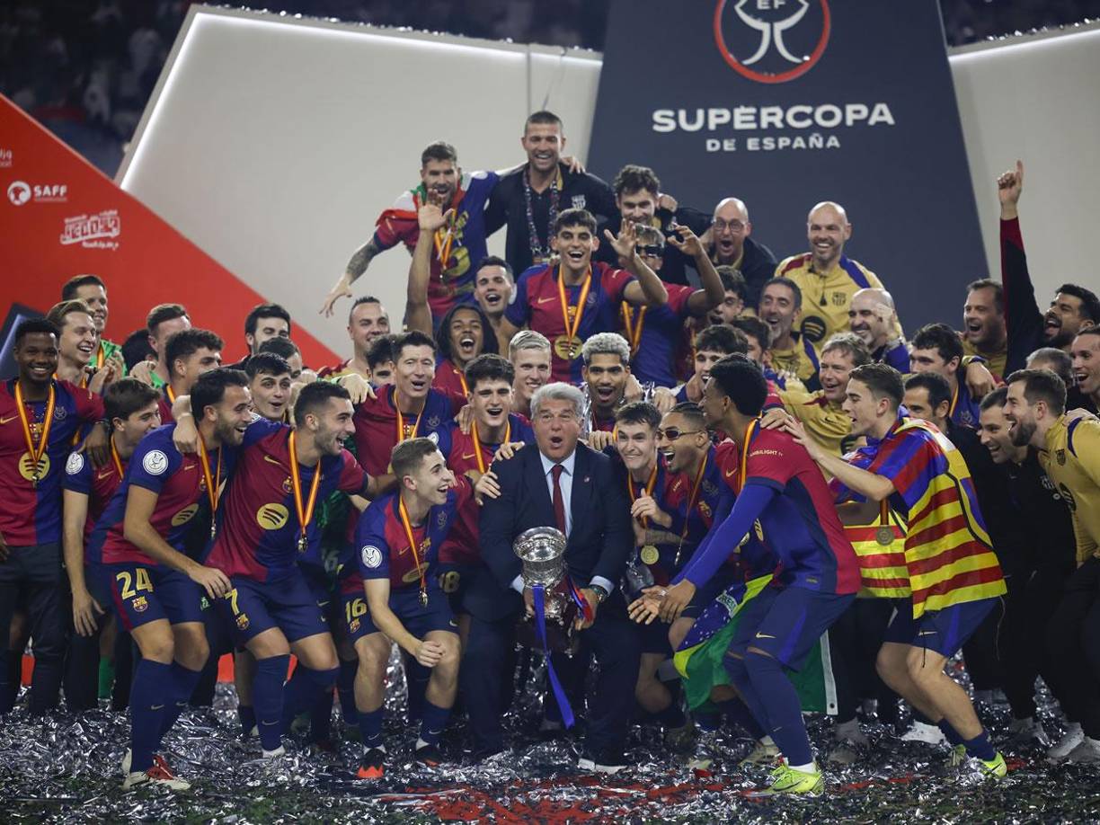 Joan Laporta, presidente del Barcelona, fue parte de los festejos y se animó a levantar el trofeo de campeón de la Supercopa de España.