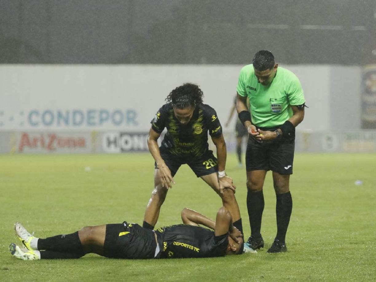Acosta quedó tendido sobre el terreno de juego y luego tuvo que salir de cambio. 