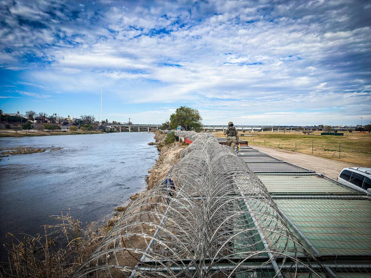 Tras asumir nuevamente la Presidencia, Trump firmó la orden ejecutiva que instruye al Pentágono a movilizar las tropas necesarias para lograr un “control operativo completo de la frontera sur de Estados Unidos”.