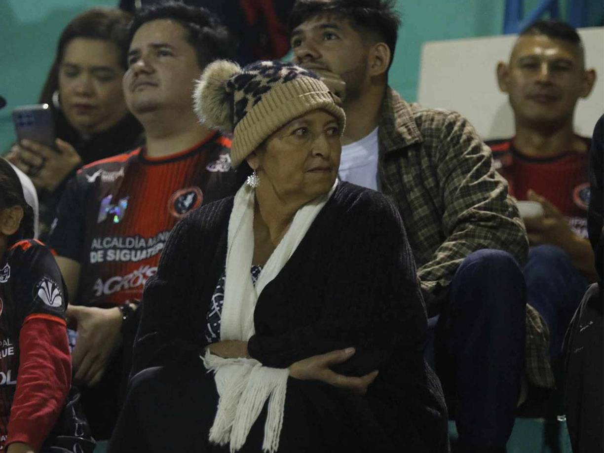 No importó el frío, esta elegante señora llegó a presenciar el partido. 