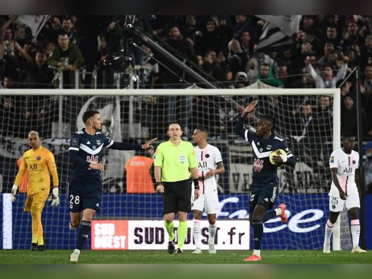 Tras anotar, Alberth Elis tomó la pelota y se dirigió al centro del campo. 