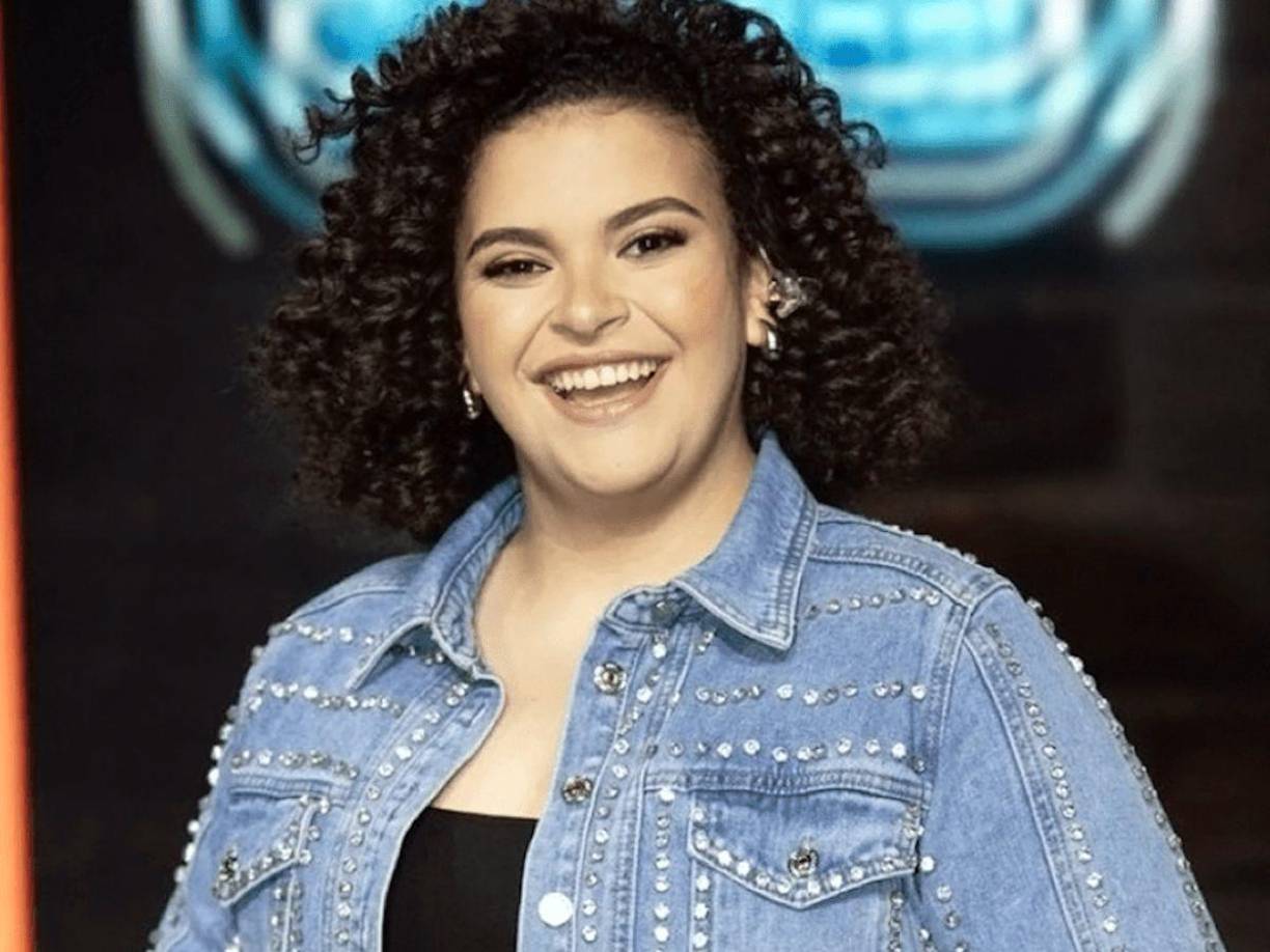 Su respuesta refleja una comprensión profunda de la dinámica entre celebridades y periodistas, por lo que deja claro la importancia de la cordialidad y el respeto mutuo. Lucerito continuó explicando que, aunque los artistas también tienen días malos y momentos en los que preferirían evitar las cámaras y los micrófonos, es esencial intentar ser amables con los reporteros.