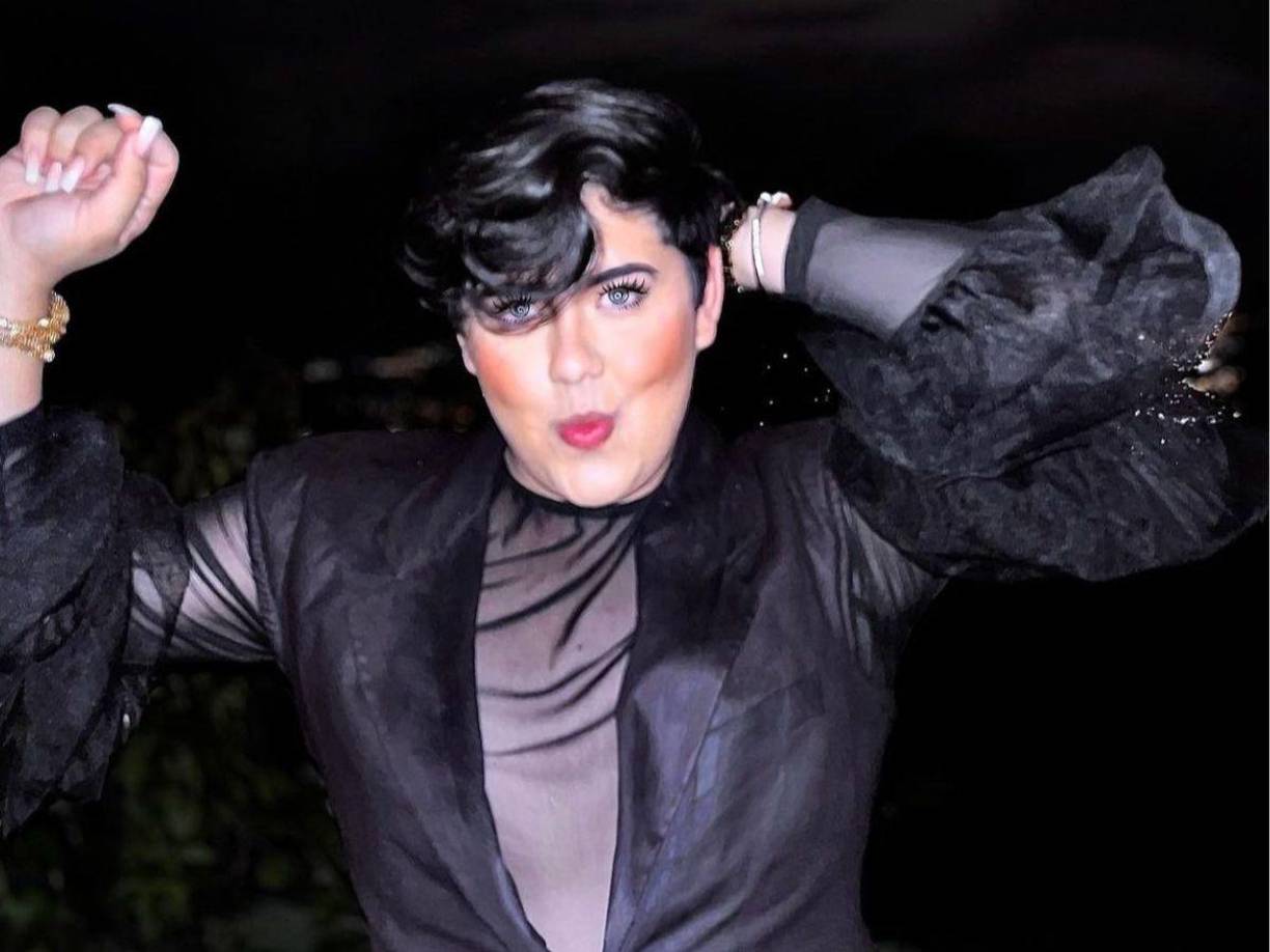 “En ese tiempo no había hombres guapos en la tele, usted sí, pero los demás no habían”, añadió Sandrez, asegurando que Dennis Andino fue el hombre más guapo de la televisión en Honduras. 