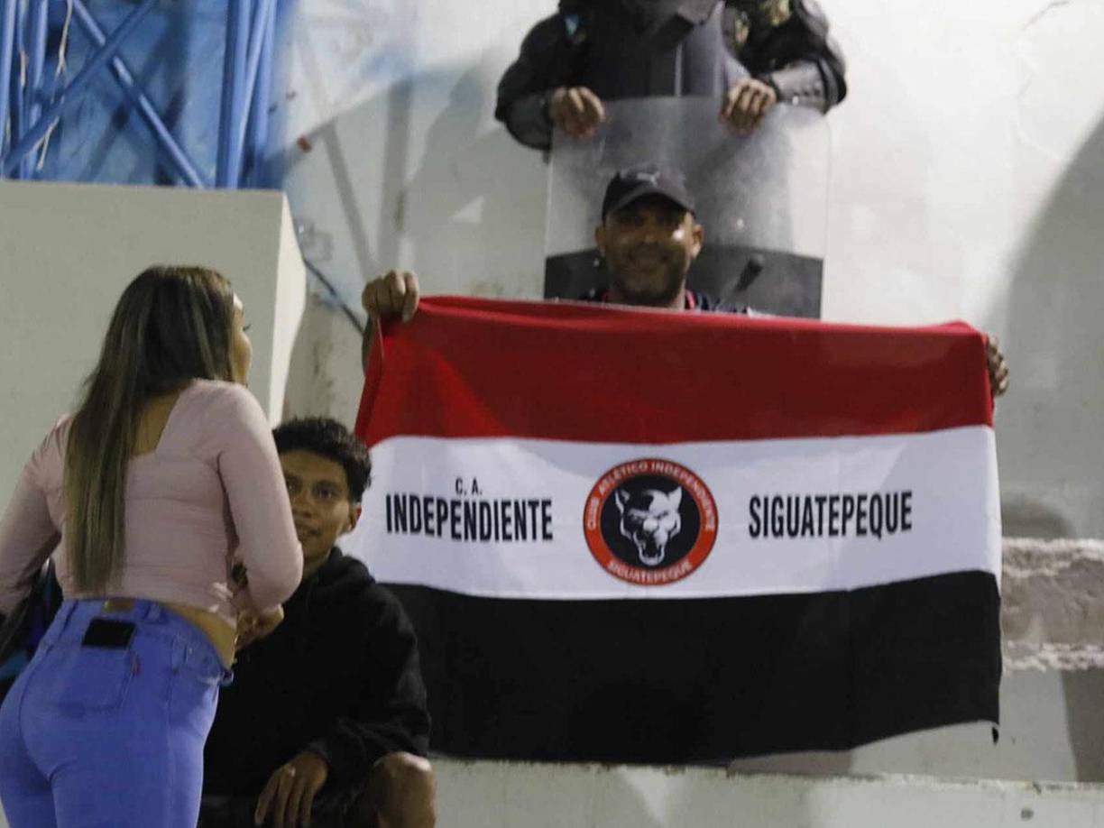 Un aficionado posando con la bandera del Independiente.