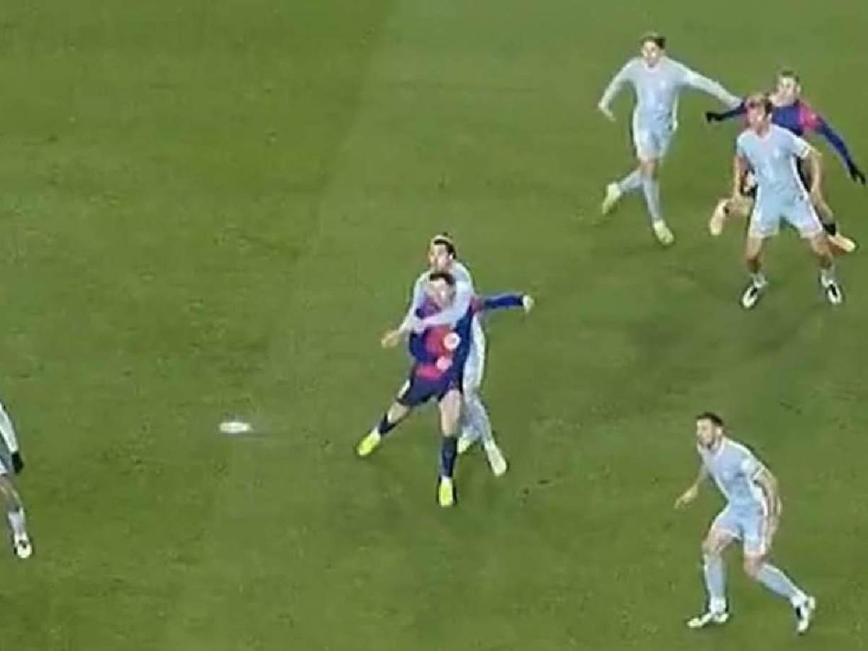 Otras de las acciones que los jugadores del Barcelona terminaron pidiendo, fue la de una posible falta a Lewandowski dentro del área, sin embargo, el juez no la consideró sancionable.