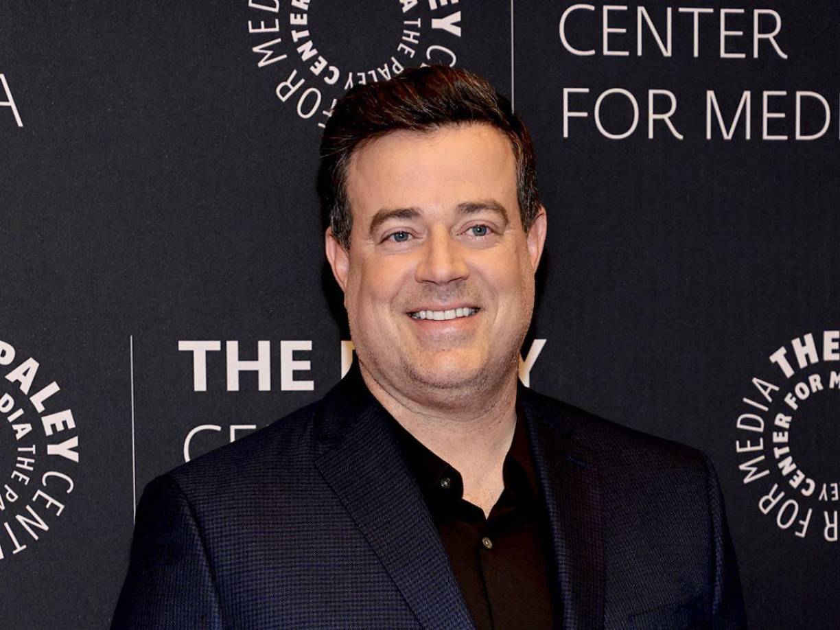 Uno de ellos sería Carson Daly, su compañero de The Voice, con quien la vieron conviviendo fuera del programa de televisión.