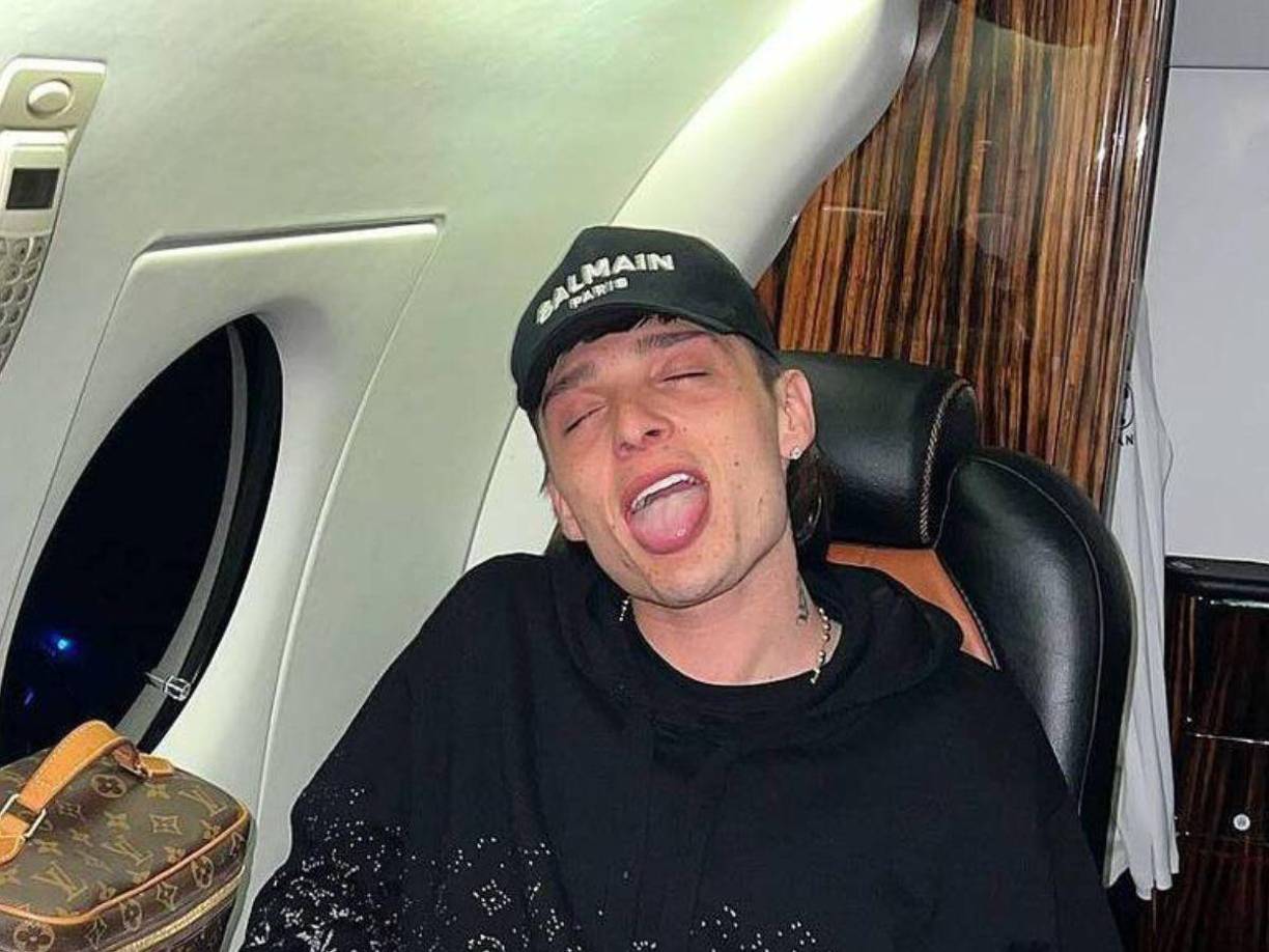 Hace un tiempo, en la escena musical surgió el nombre de un nuevo cantante que se hace llamar Peso Pluma y ha causado controversia por diversas razones.