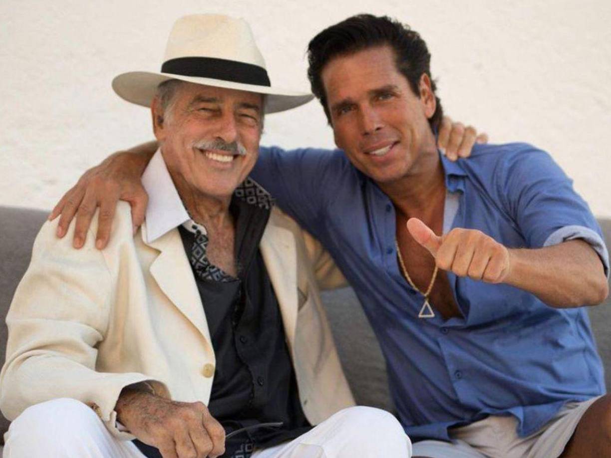 Días después de su muerte, Roberto Palazuelos, examigo de Andrés García, concedió una entrevista con distintos medios de la farándula en la que destapó la existencia de dos testamentos, uno que favorece a Sandra Vale, su primera esposa, y otro a Margarita Portillo, su última pareja sentimental.