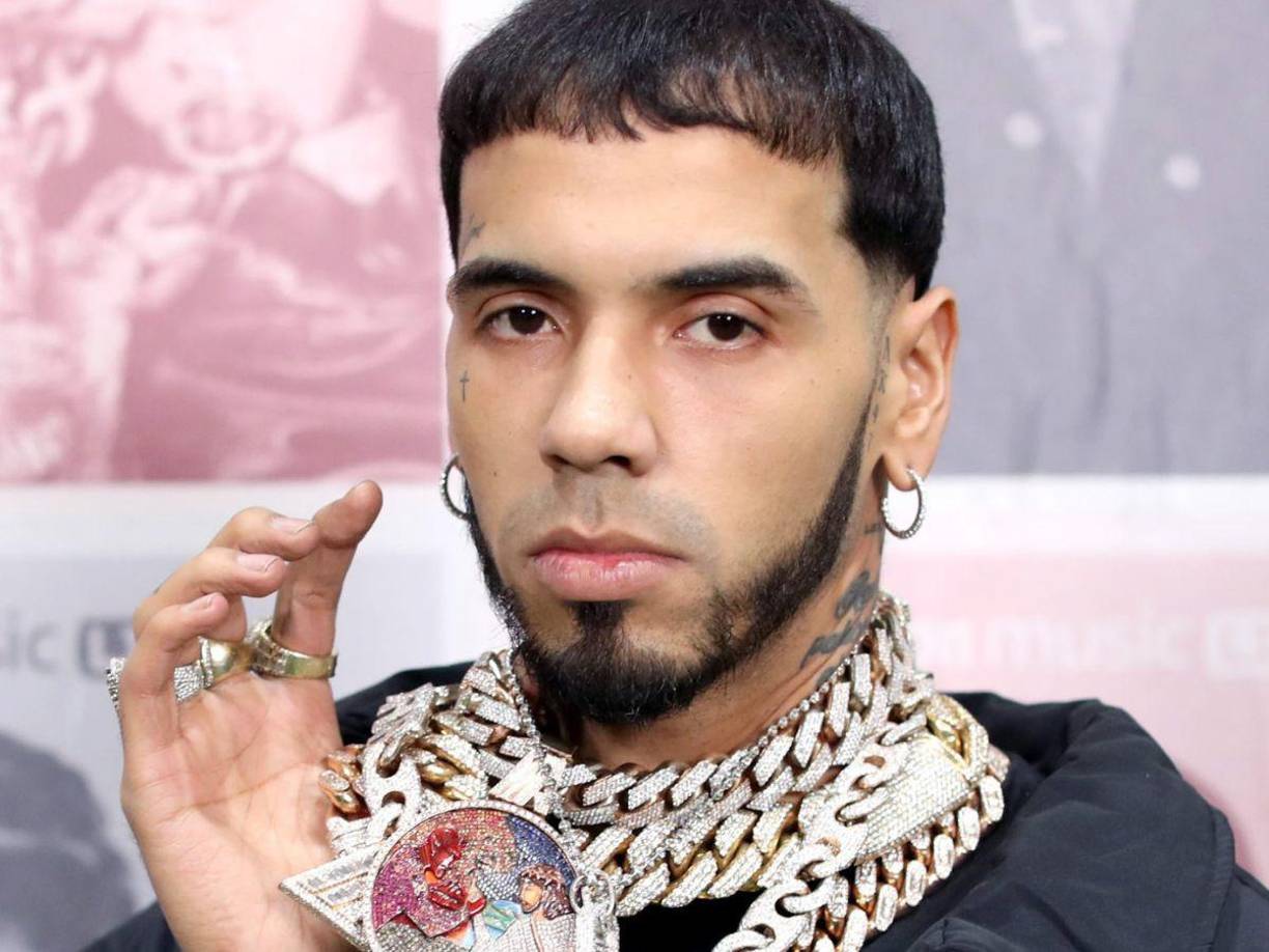 Anuel, por su parte, ha guardado silencio musical ante esta contienda, pero en sus redes sociales no ha dejado de lanzar indirectas y comentarios provocadores. La tensión entre ambos artistas parece lejos de disiparse, con Arcángel respondiendo no solo en la música sino también a través de historias en Instagram.