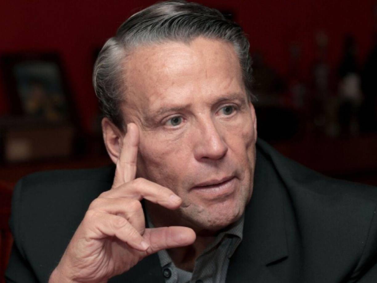 “En el momento en el que caes en la desgracia de no tener trabajo y de ser inestable, ahí nadie te tira un lazo. Al final de cuentas, el amor no existe. Ya después de tantas decepciones amorosas, el amor no existe”, expresó.