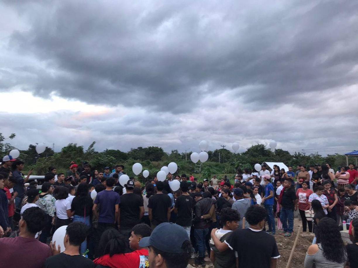 El ahora occiso residía en Tocoa y personas que lo conocían aseguraron que con un grupo de amigos siempre solían hacer piques en sus motocicletas. 