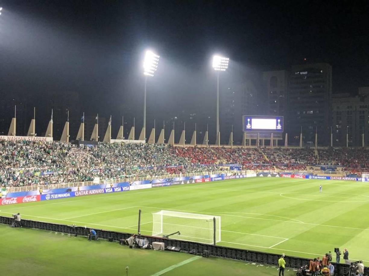 El recinto deportivo cuenta con un aforo para 15,000 espectadores.