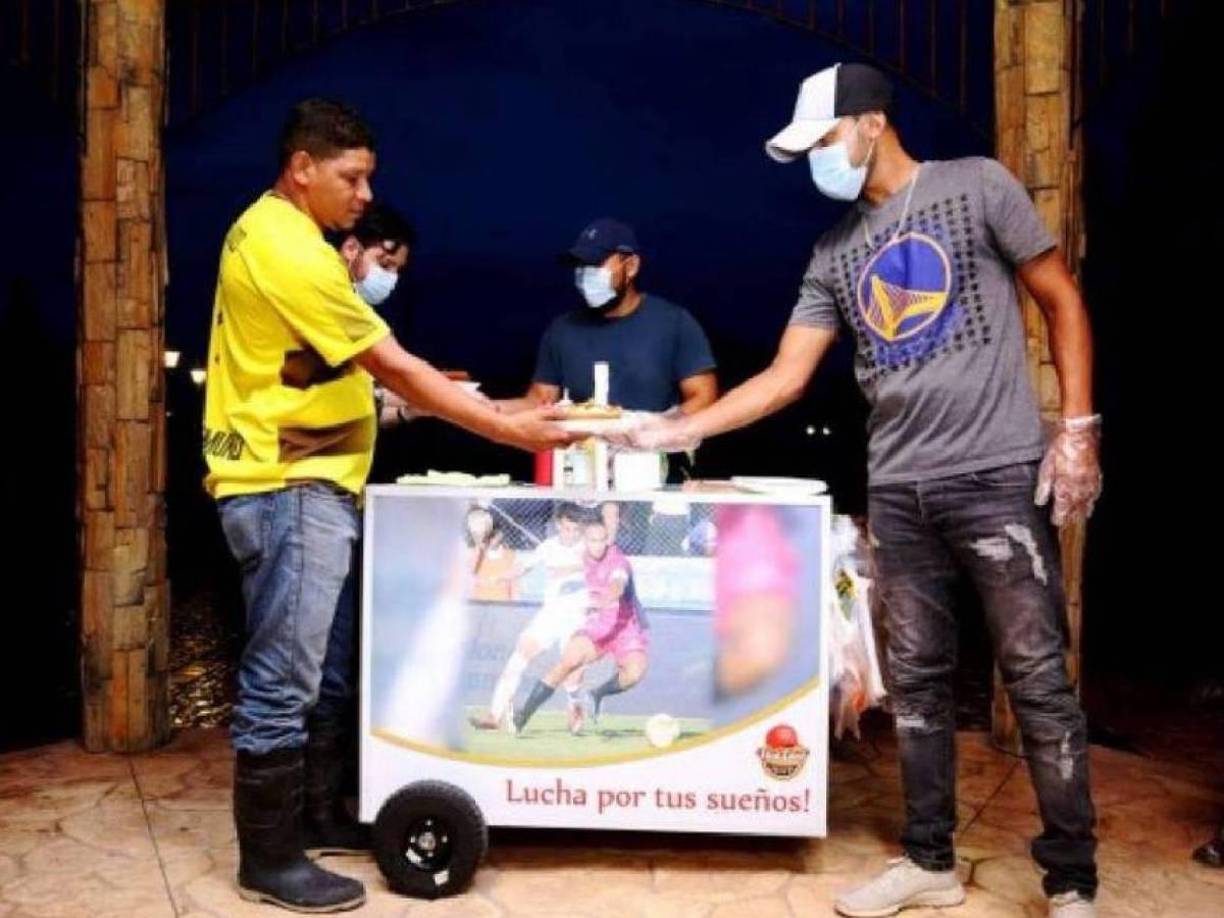 Su historia trascendió cuando en los primeros meses de pandemia se le miró vendiendo lácteos, papayas, rosquillas o lavando carros; rebuscando´ de esa manera un ingreso para él y su familia.