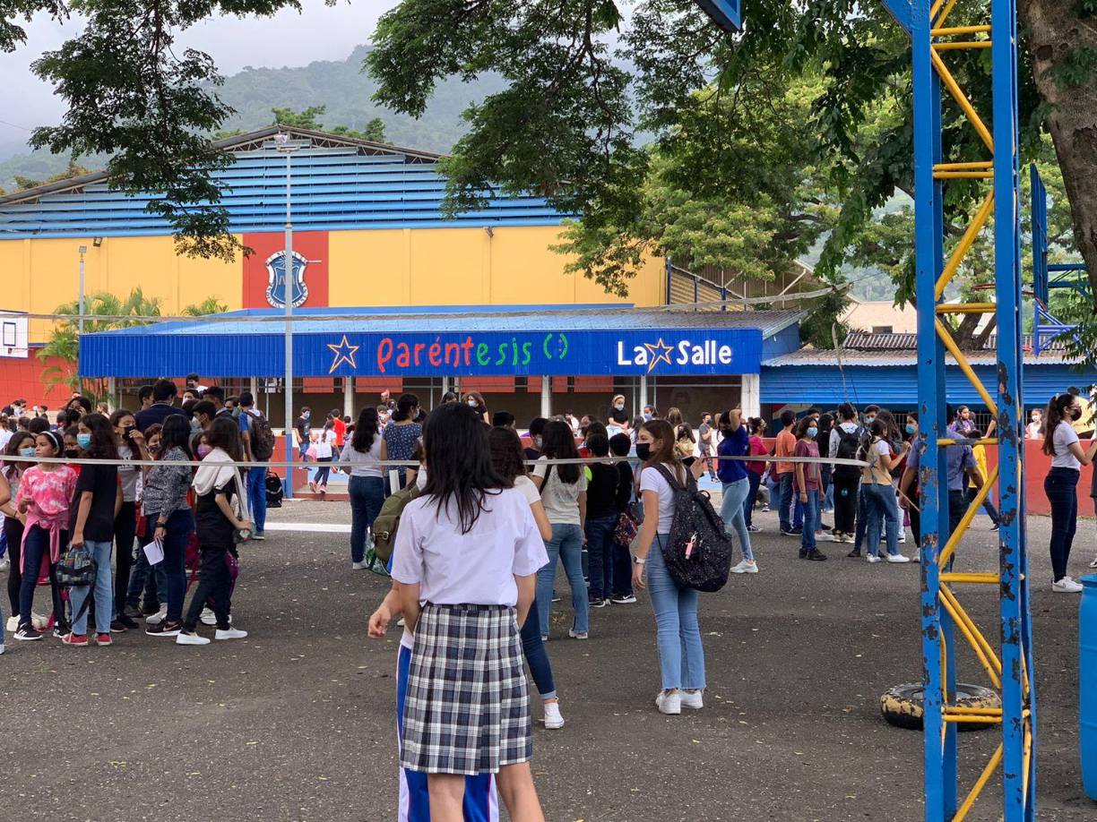 Los alumnos de los centros educativos también evacuaron las aulas de clase. 