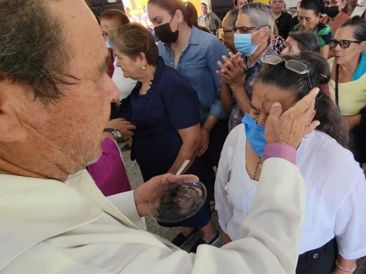  La aplica un sacerdote durante la misa matutina, a menudo junto con una pequeña bendición: “Recuerda que eres polvo y en polvo te convertirás”.