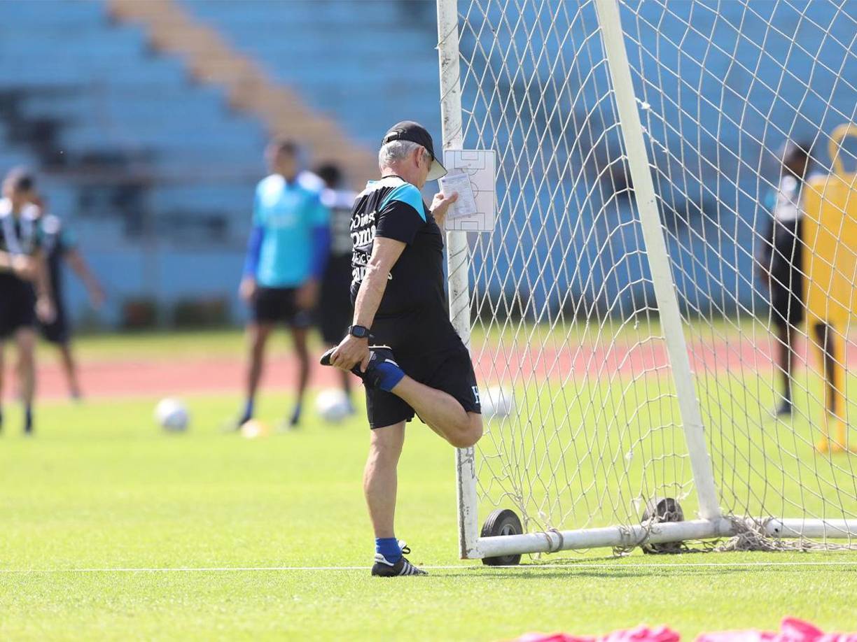 Reinaldo Rueda decidió realizar ejercicios de estiramientos . 