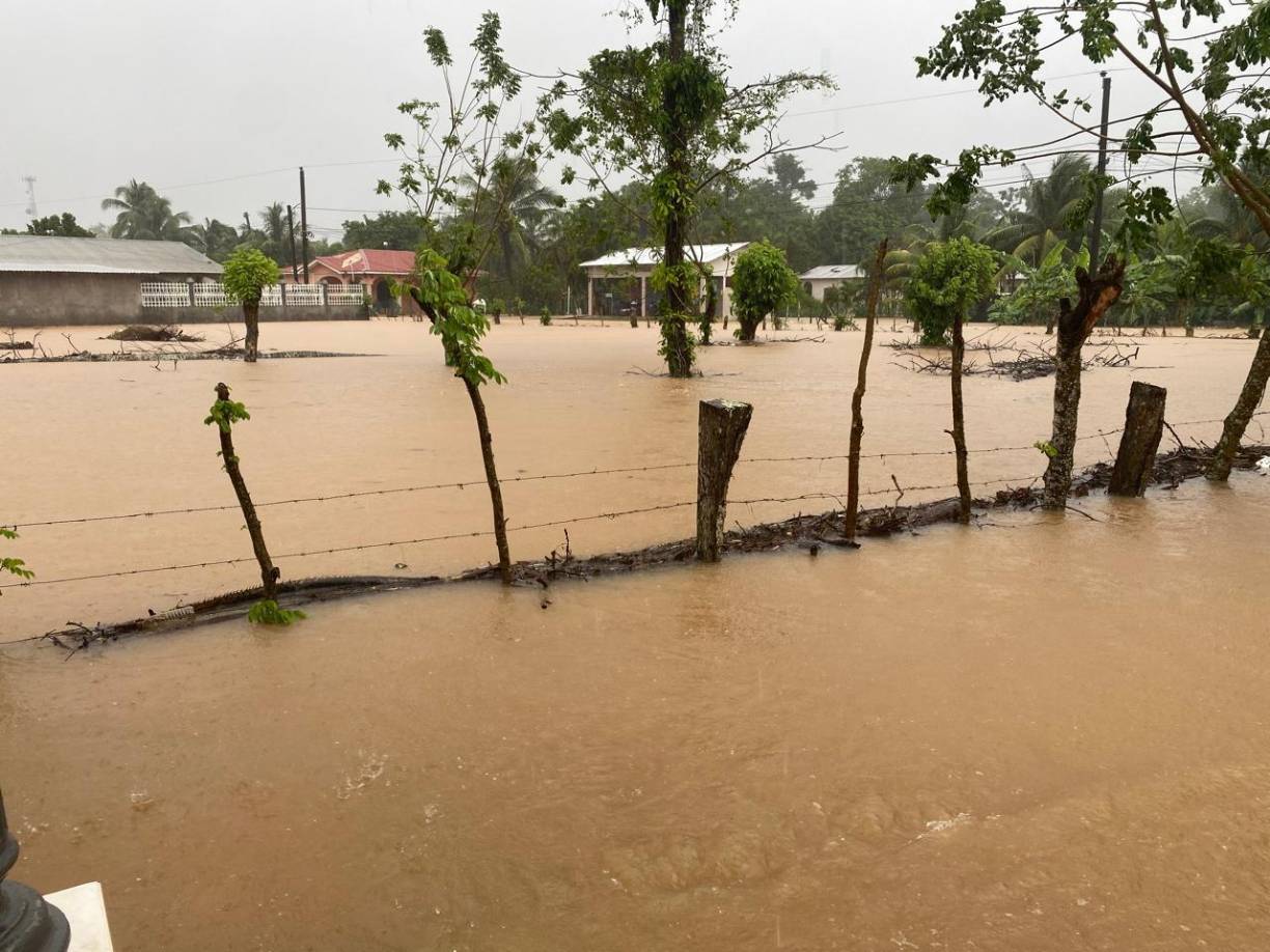 En el litoral atlántico, donde cuatro departamentos están en alerta roja, las lluvias de Sara dejan inundaciones, desbordamiento de ríos, carreteras dañadas y puentes colapsados. 
